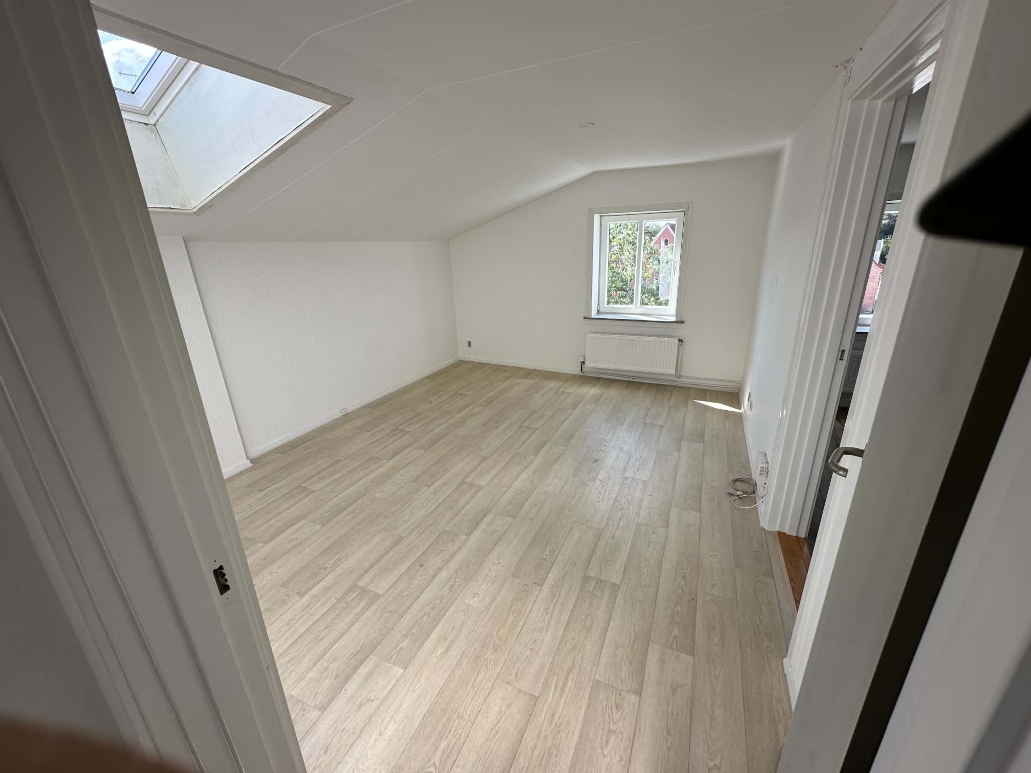 Lys bylejlighed med adgang til gårdhave med 1 parkeringsplads