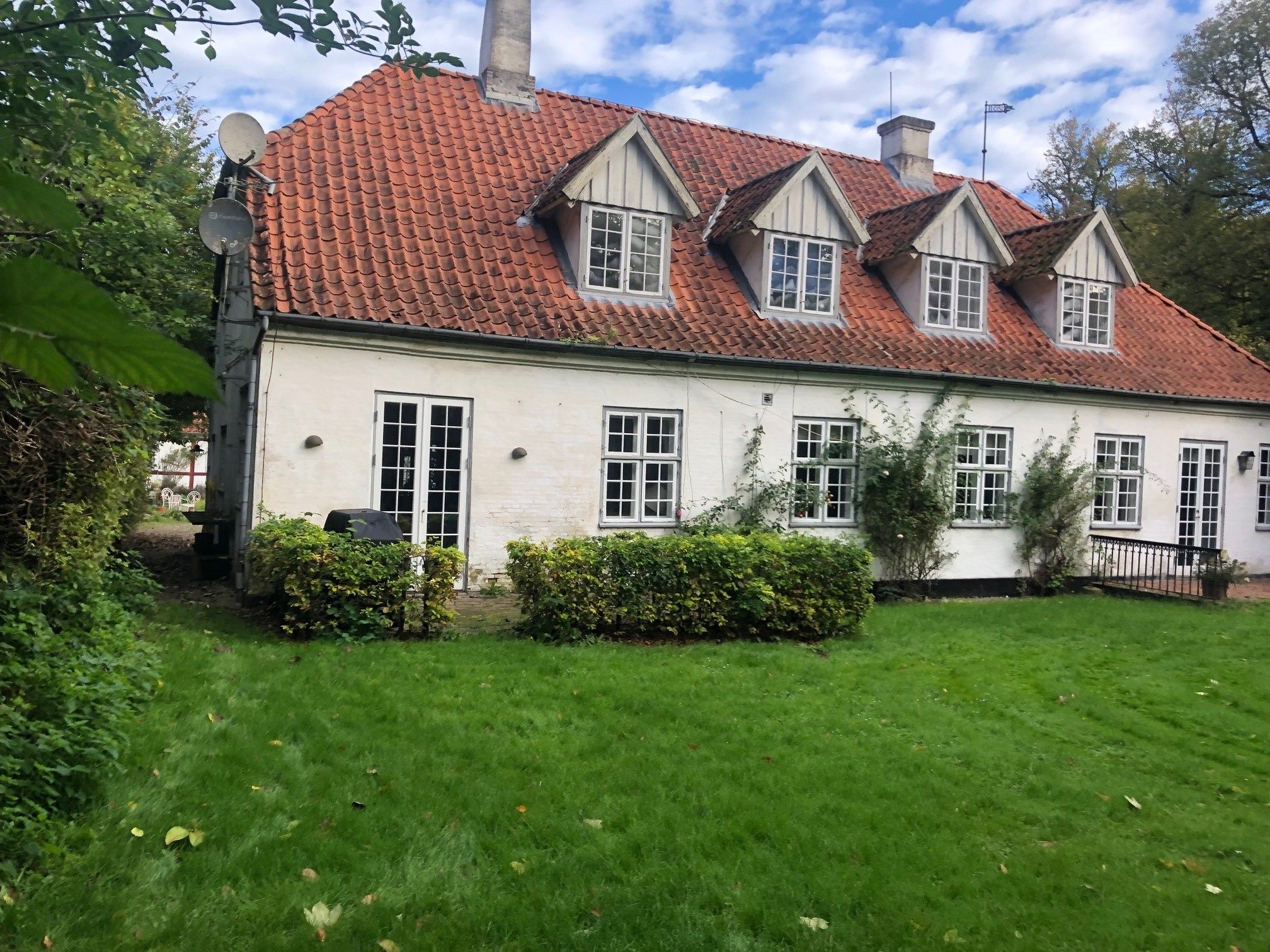 Herskabeligt kædehus fra 1851 i smukke omgivelser