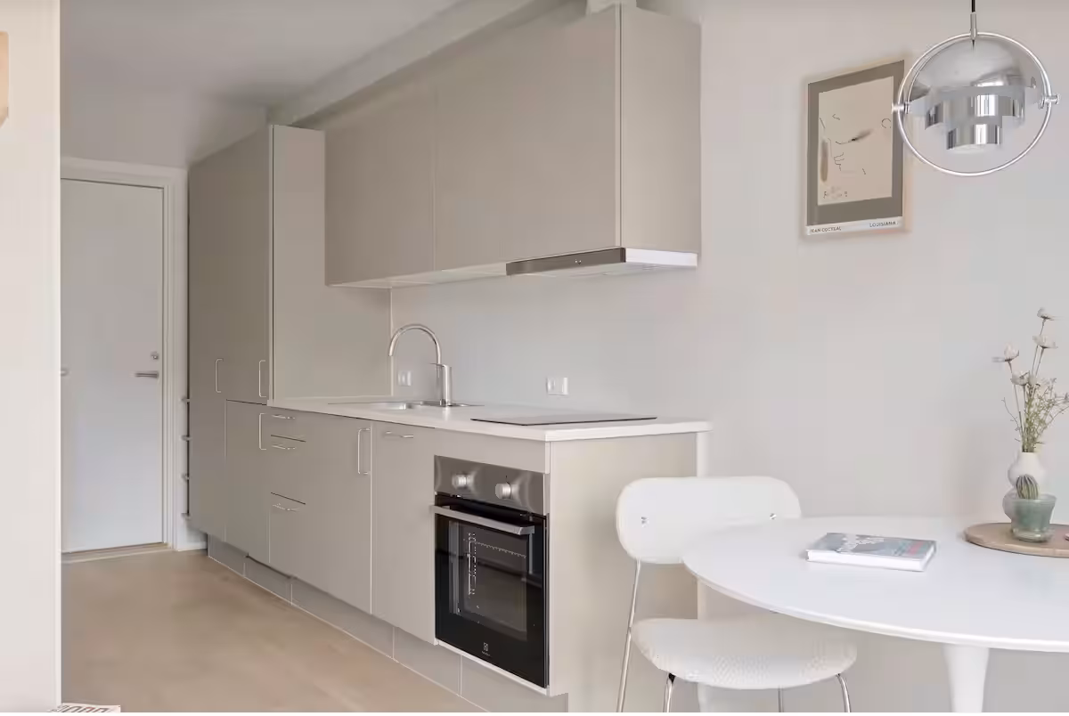 Stylish City Apartment Close to the Beach and Metro – Accommodating 2 Residents – CPR Registration Available
