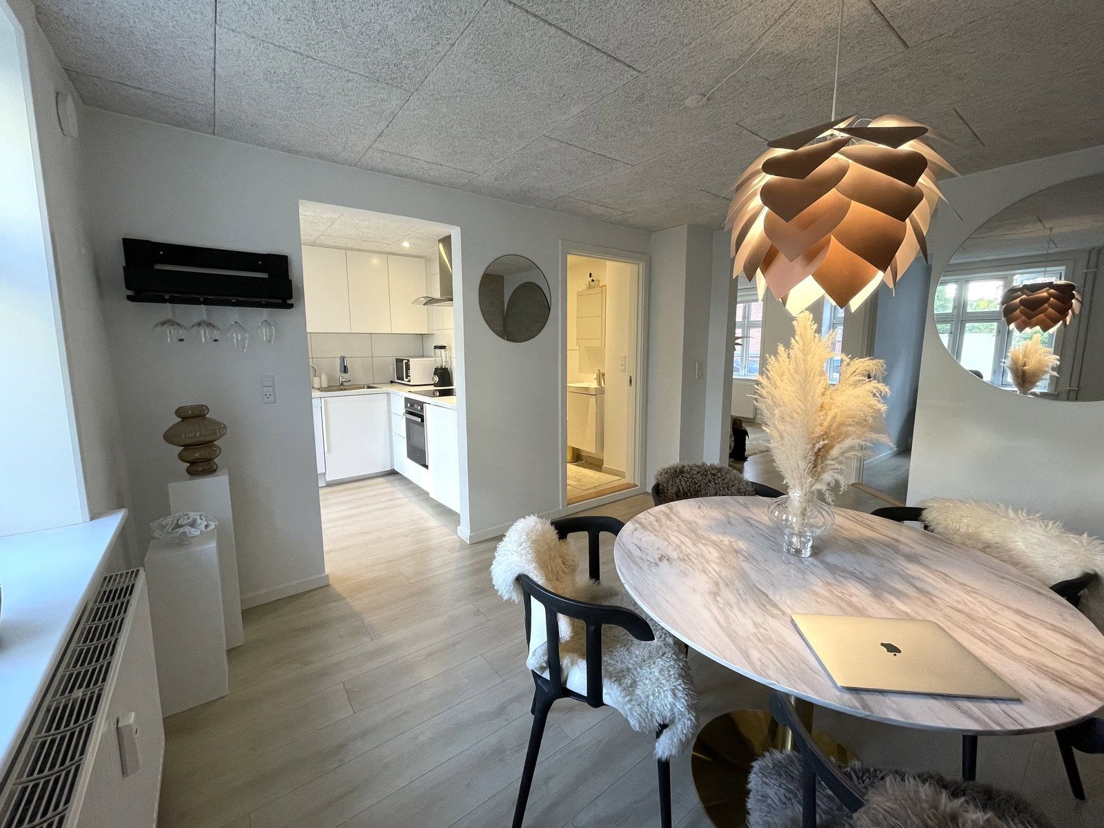 Lys 2‑værelses i stueplan med terrasseadgang og moderne køkken – 57 m2