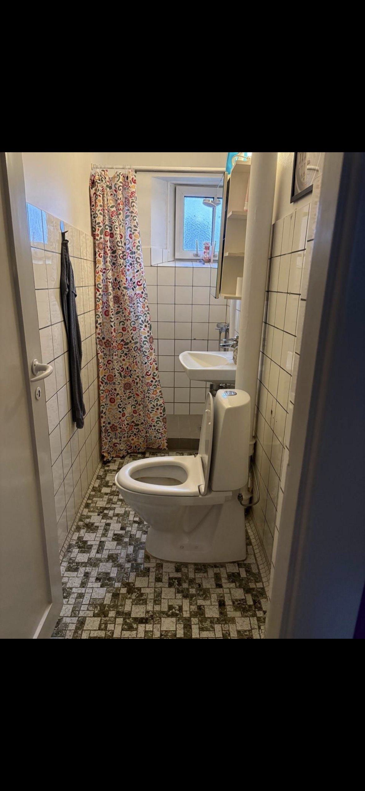 Et lille værelse med seng og kommode udlejes 