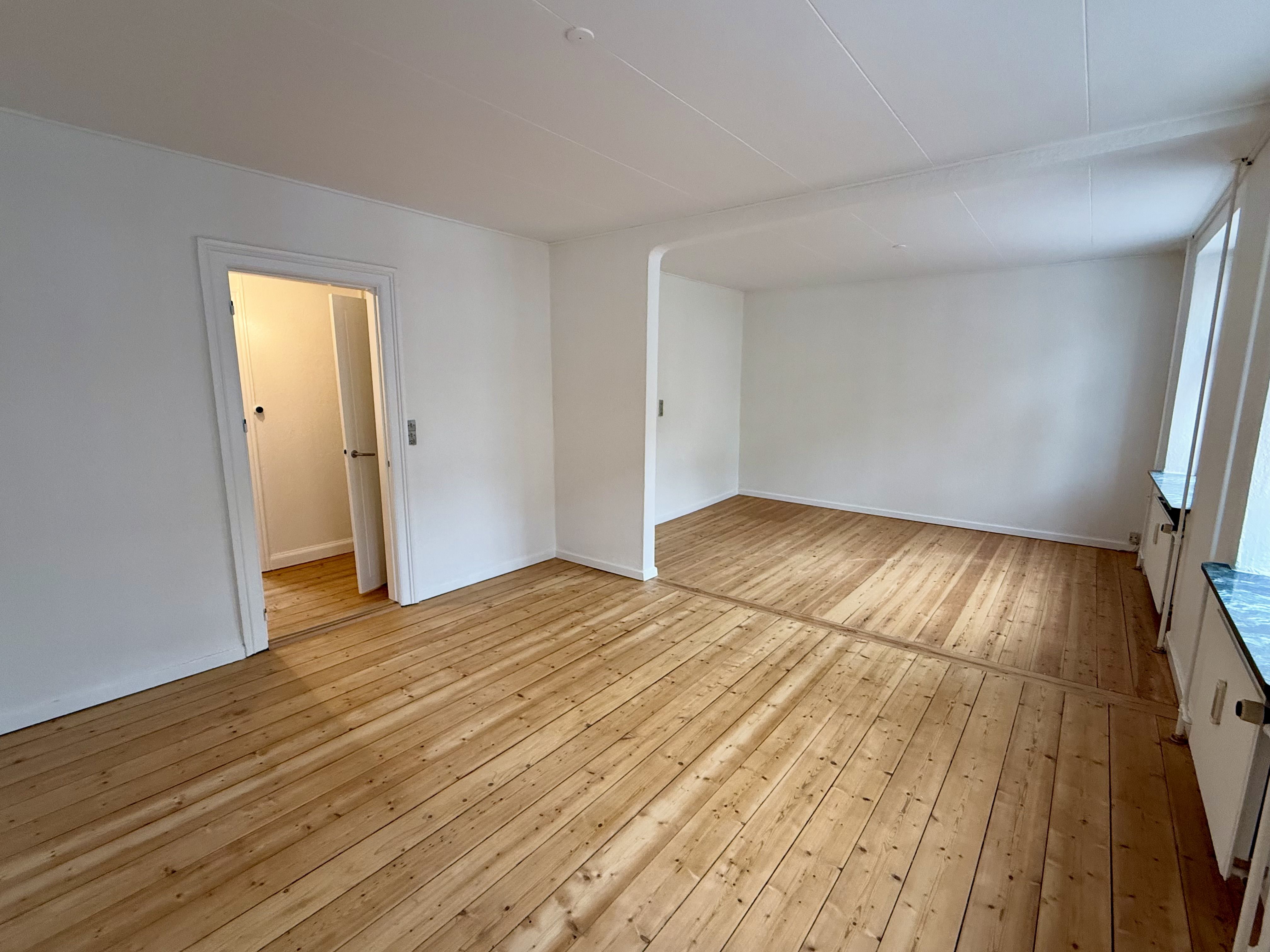 Super hyggelig 2. vær med stor altan og depotrum
